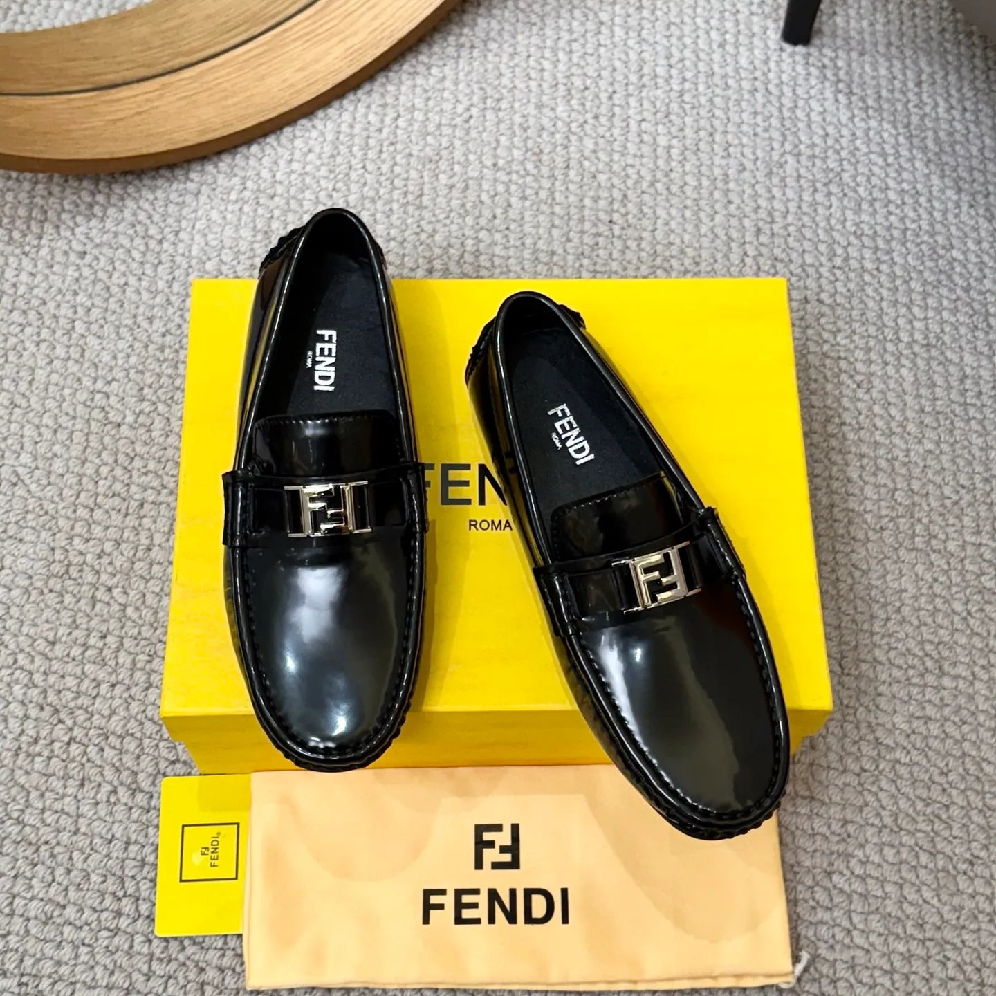Men's shoes 💰420 [FENDI Fendi] 2⃣️0⃣️2⃣️5️⃣New Milan men's fashion lazy catwalk style ✅ fashionable casual beanie shoes, imported calfskin fabric, super smooth texture, sweat-absorbent and breathable, (sheepskin lining). Metal LOGO on the shoe body, Medusa avatar, irregular avatar, high-end craftsmanship logo✅ French Loft set foot design style 👟Low-key and elegant, great on-foot effect... Men's shoe size: 38-46 (4-12)